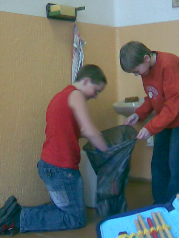 Švejda se hrabe v koši